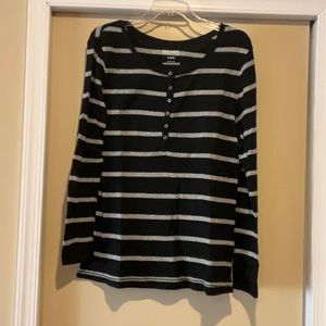 Old Navy Women's black and silver stripped long sleeve shirt